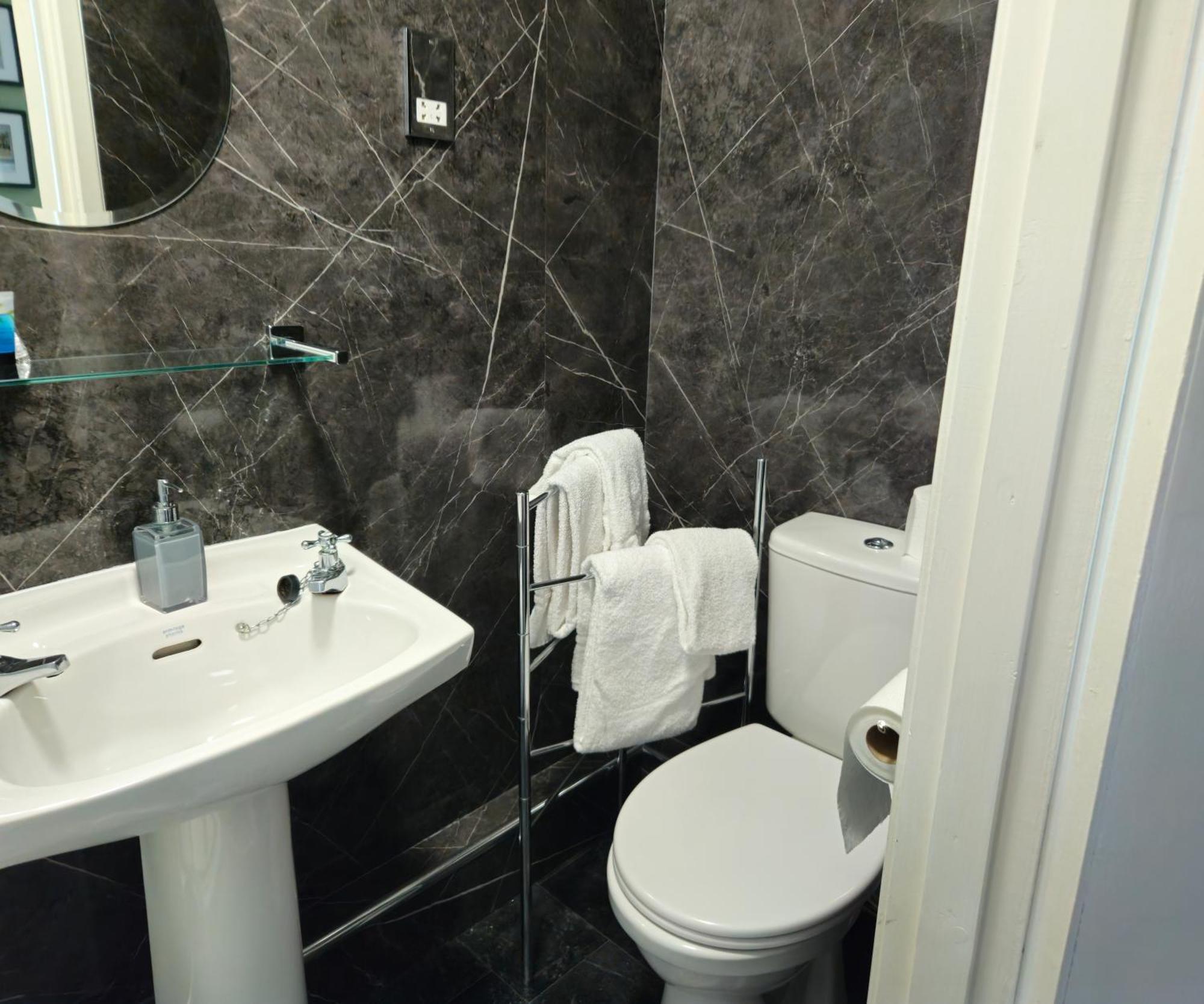 The County Hotel - Self Check-In, Ultra Fast Wi-Fi, Free Parking, Central Location Selkirk Bagian luar foto