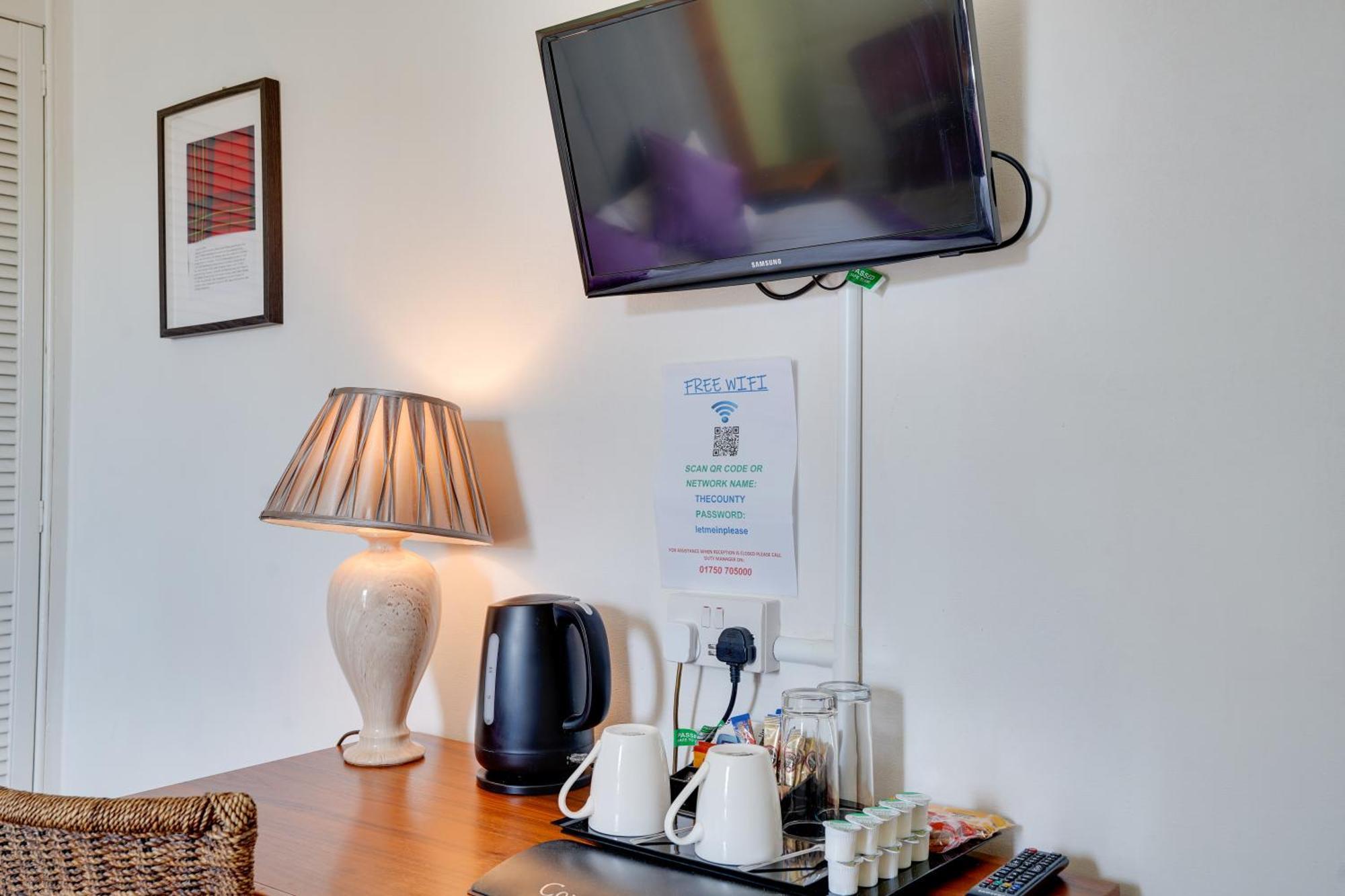 The County Hotel - Self Check-In, Ultra Fast Wi-Fi, Free Parking, Central Location Selkirk Bagian luar foto