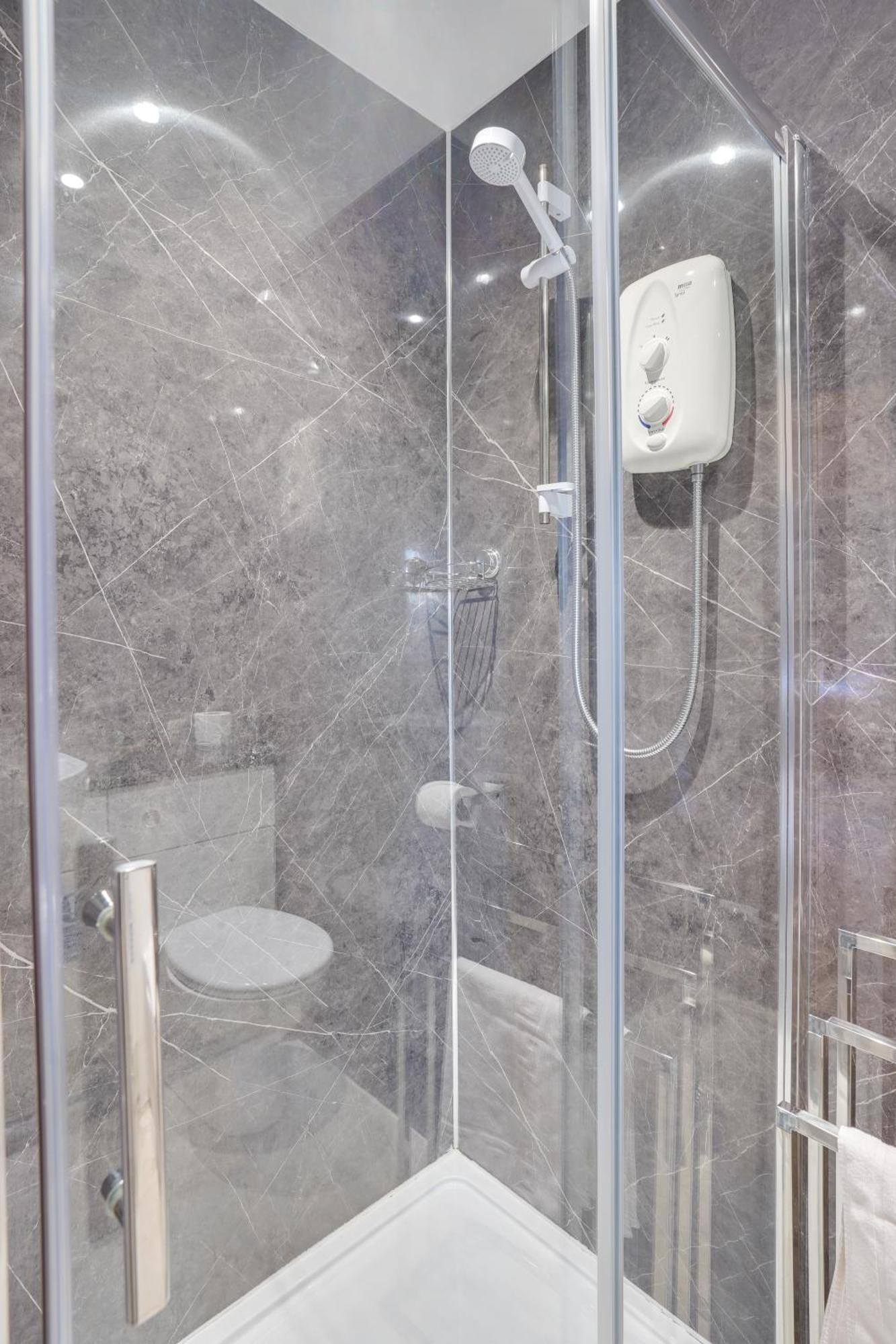 The County Hotel - Self Check-In, Ultra Fast Wi-Fi, Free Parking, Central Location Selkirk Bagian luar foto