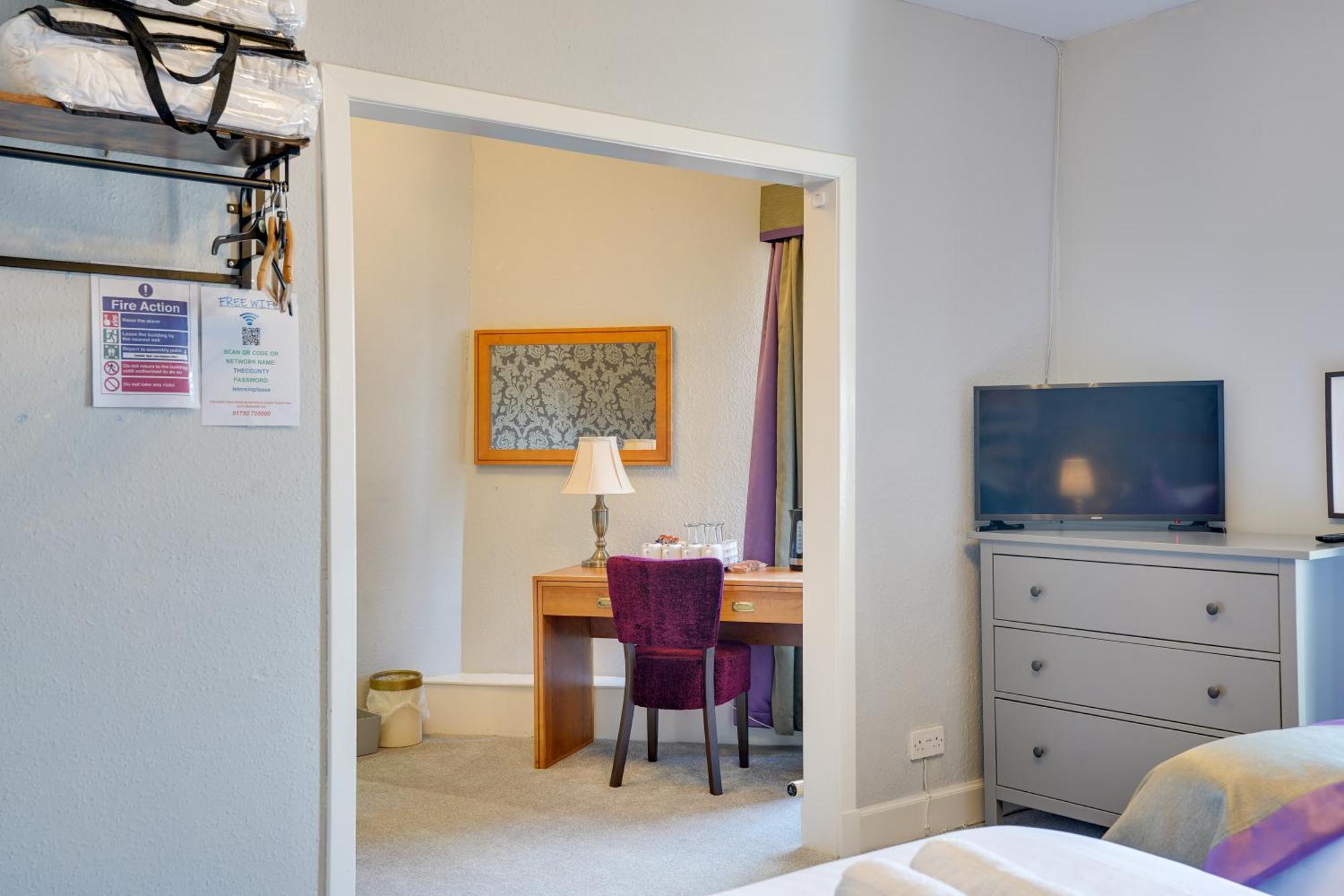 The County Hotel - Self Check-In, Ultra Fast Wi-Fi, Free Parking, Central Location Selkirk Bagian luar foto