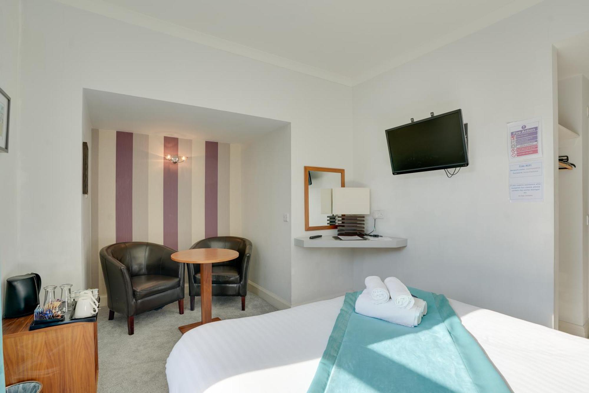 The County Hotel - Self Check-In, Ultra Fast Wi-Fi, Free Parking, Central Location Selkirk Bagian luar foto